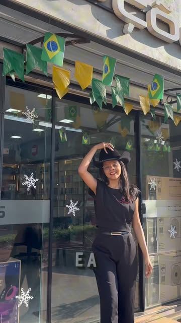 Publicação do Instagram: decoração junina na fachada da loja